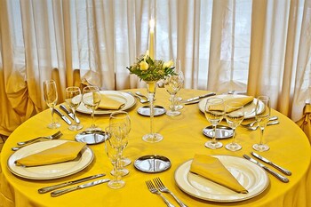 yellow park hotel