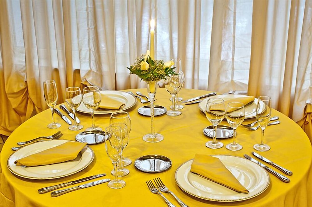 yellow park hotel