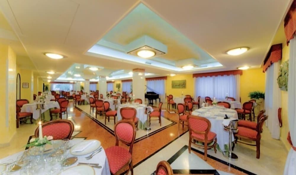 yellow park hotel