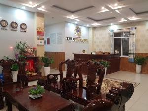 thi long phung hotel