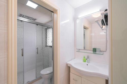 Tyms 2Br Apt Xujiahui Dacheng Residence,,3 star