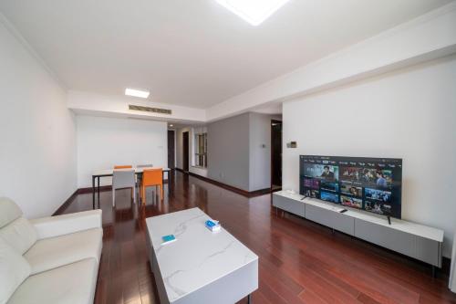tyms 2br apt hongqiao yucui garden