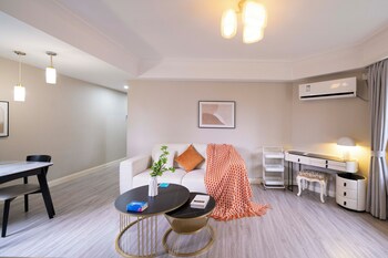 tyms modern 1br apt garden
