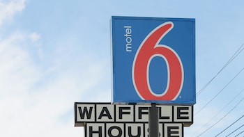 motel 6 mccomb ms