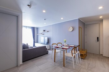 pool view 1 bed apt t2 620