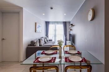 pool view 1 bed apt t2 620