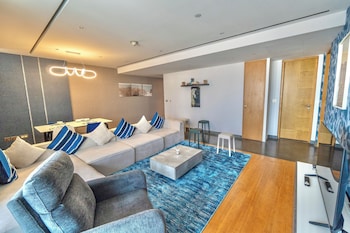 luxury vacation home nr metro dwtc