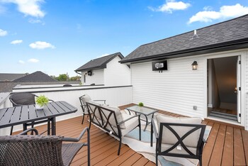adams downtown retreat w rooftop access