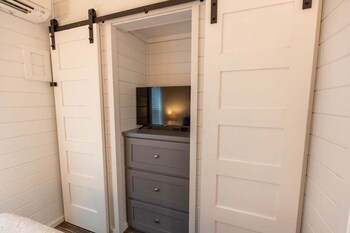 Captain's Quarters,,2 star