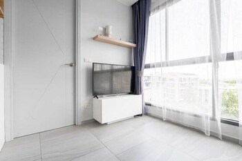 sleek 2 bed apt t2 818