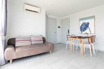 sleek 2 bed apt t2 818