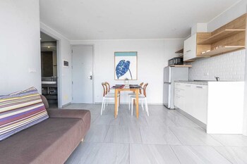 sleek 2 bed apt t2 818