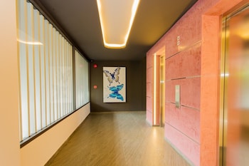 sleek 2 bed apt t2 818