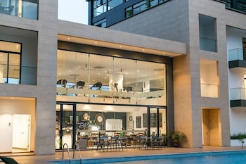 peravi suites at embassy gardens