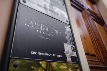 labbraccio di maria