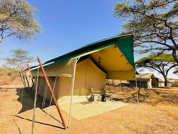 malaika mara river migration camp