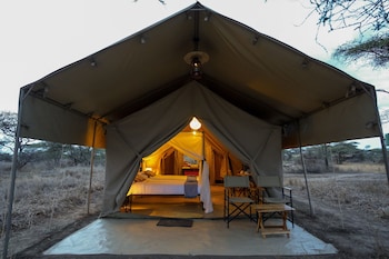 malaika mara river migration camp
