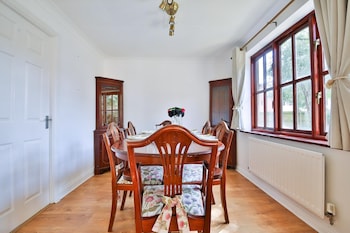 Homely 5 Bed House - 15 Mins To Cardiff City,,2 star
