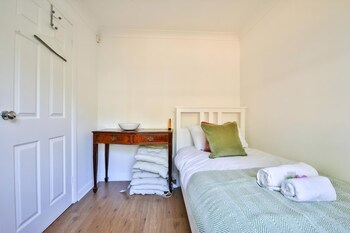 homely 5 bed house 15 mins to cardiff city