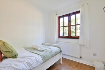 homely 5 bed house 15 mins to cardiff city