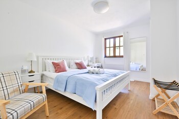 Homely 5 Bed House - 15 Mins To Cardiff City,,2 star