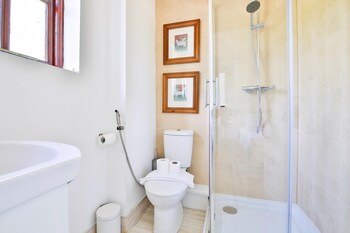homely 5 bed house 15 mins to cardiff city