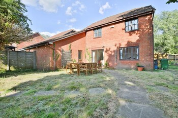 homely 5 bed house 15 mins to cardiff city