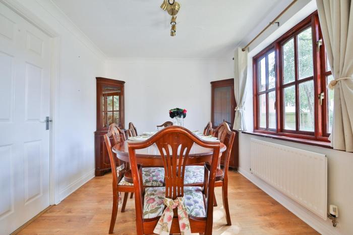 homely 5 bed house 15 mins to cardiff city