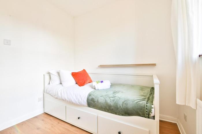 homely 5 bed house 15 mins to cardiff city