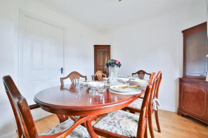 homely 5 bed house 15 mins to cardiff city