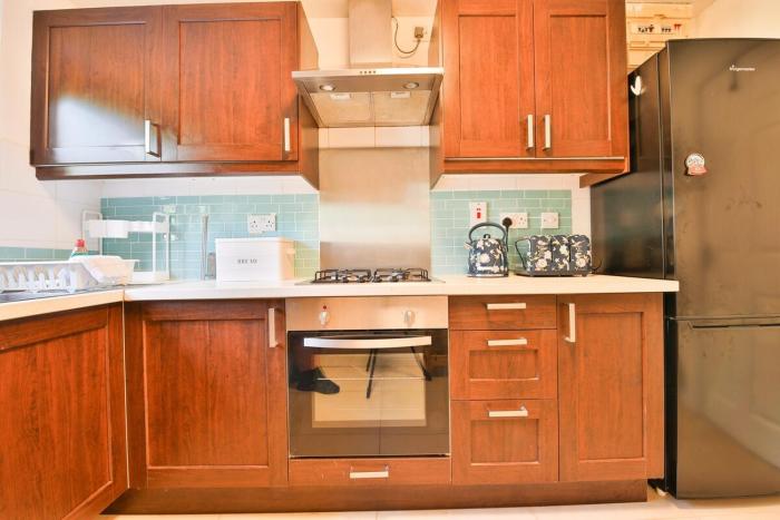 homely 5 bed house 15 mins to cardiff city