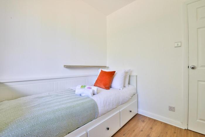 homely 5 bed house 15 mins to cardiff city