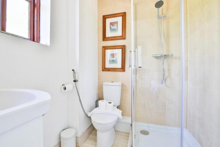 homely 5 bed house 15 mins to cardiff city