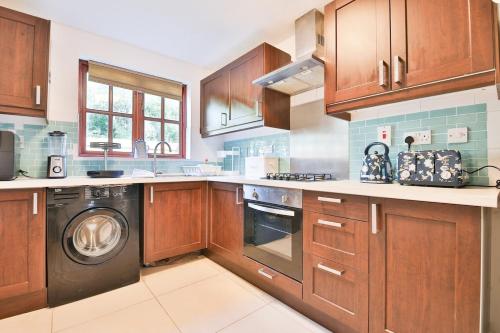 homely 5 bed house 15 mins to cardiff city