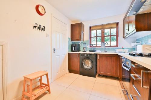 homely 5 bed house 15 mins to cardiff city