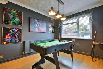 spacious 3 bed home with pool table