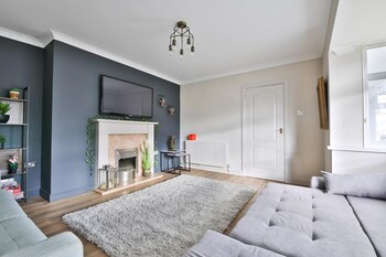 spacious 3 bed home with pool table