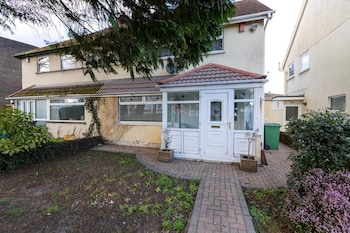 spacious 3 bed home with pool table