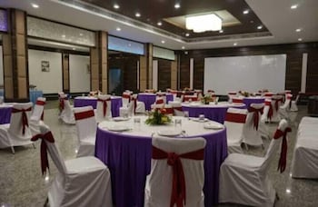 madhura luxury hotel gachibowli near hitech city