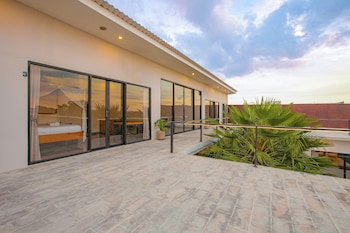 villa mj modern 4br with pool and rooftop