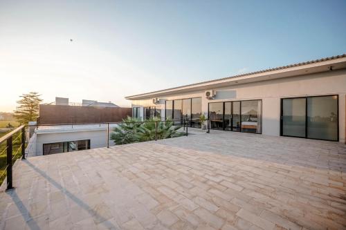 villa mj modern 4br with pool and rooftop