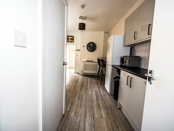 ensuite1 woodhouse private bath 2kitchen