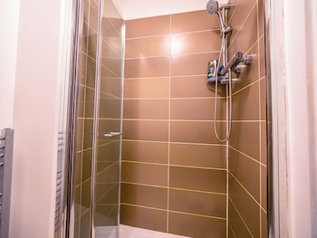 ensuite5 woodhouse private bath 2kitchen