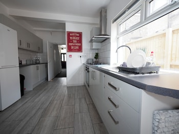 ensuite5 woodhouse private bath 2kitchen