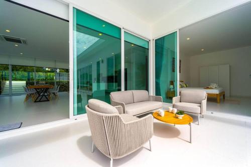 luxury villa at palm hills golfclub ph4a