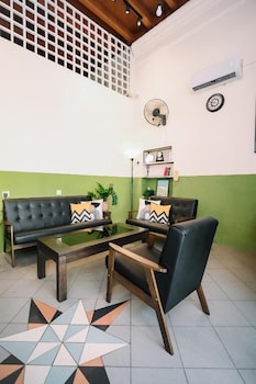 Swing & Pillows @ 75 Chulia St, Georgetown Penang,,2 star
