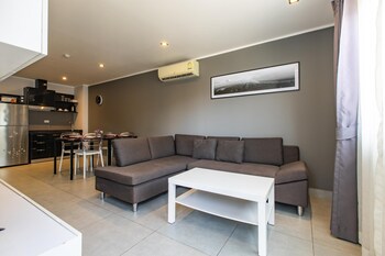 Modern Condo - 1Br T1-201,,3 star