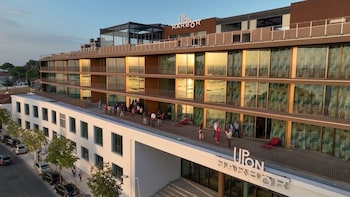 upon harbor seixal bay hotel