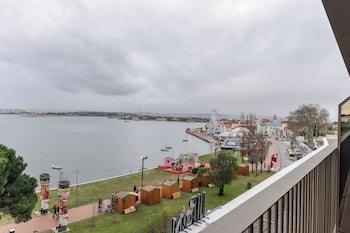 upon harbor seixal bay hotel