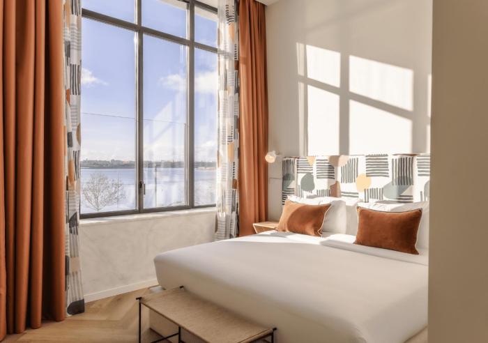 upon harbor seixal bay hotel